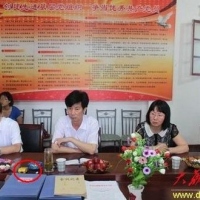县委书记慰问贫困党员会场现天价香烟