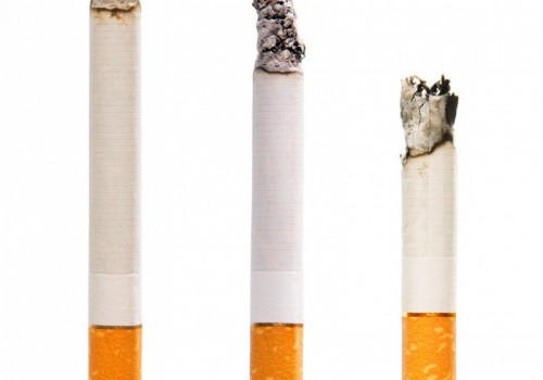 烟草专卖执法者教群众辨别真假香烟