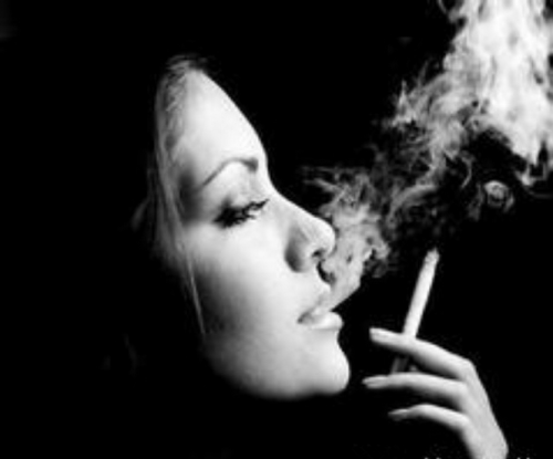 德国摄影师拍摄点燃卷烟的梦幻效果