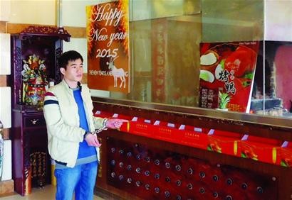 潜伏酒桌底偷来5万元财物