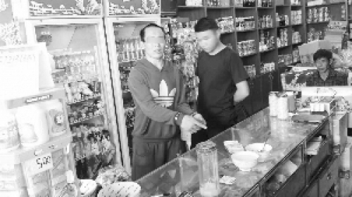 男子冲进店抢走1万元 遇买烟特警被秒抓